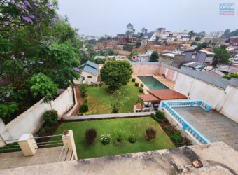 A louer une charmante villa semi-meublée à étage avec piscine située à Ambohibao Amboaroy