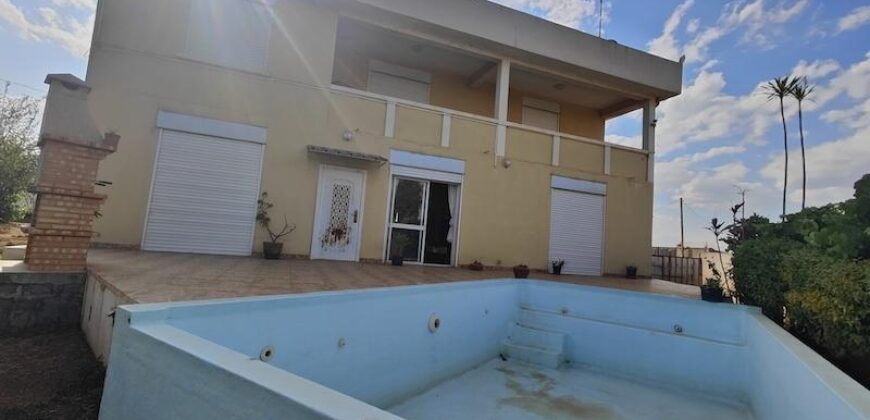 A vendre une charmante villa F5 avec piscine située dans un quartier calme et résidentiel à Ambohidratrimo