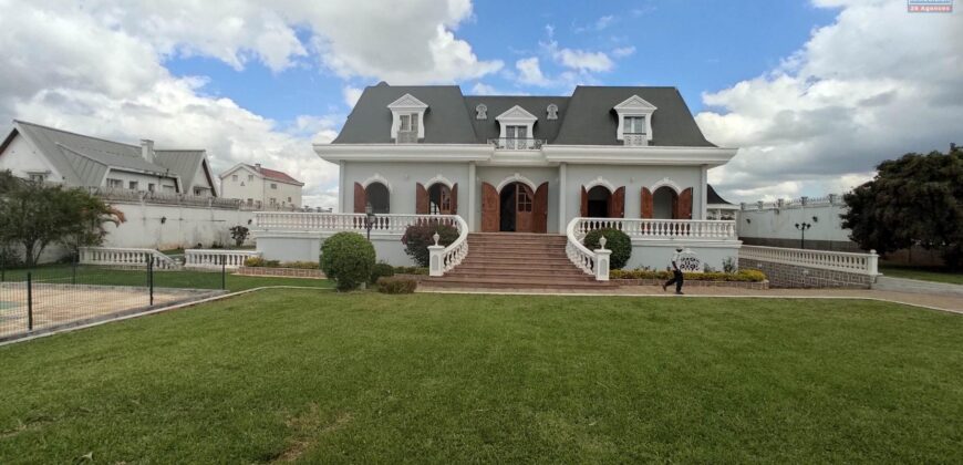 Location d’une grande et belle villa F8 avec piscine et jardin arboré à Ambohibao