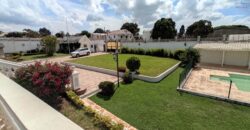 Location d’une grande et belle villa F8 avec piscine et jardin arboré à Ambohibao