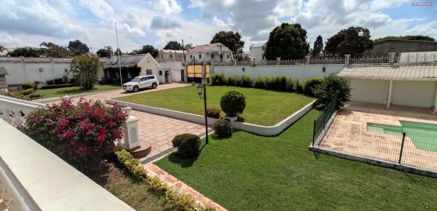 Location d’une grande et belle villa F8 avec piscine et jardin arboré à Ambohibao