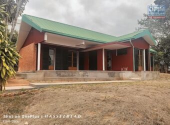 A louer une maison F5 de plain-pied sur un grand terrain arboré à Tananarive