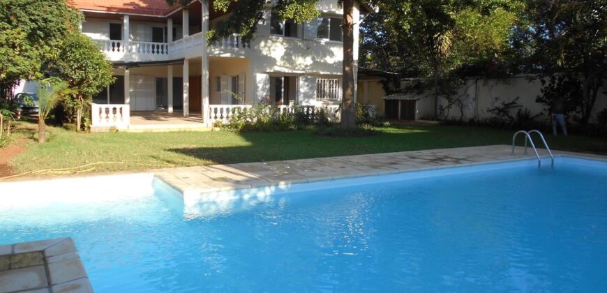 Charmante villa F5 à louer avec piscine et jardin à Ambatobe