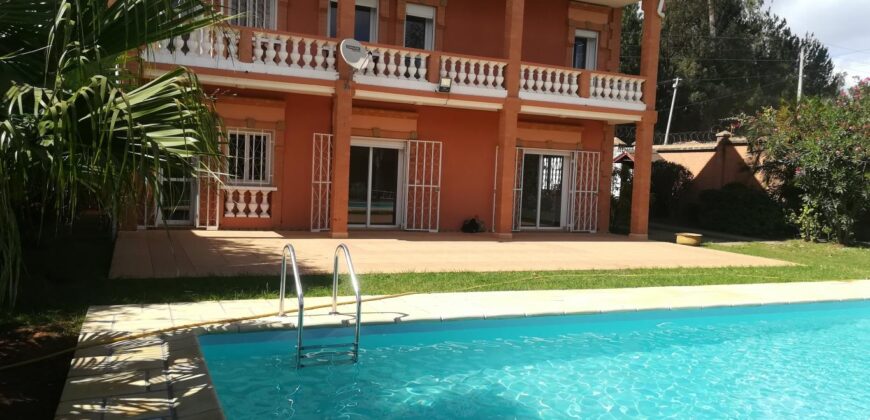 En location une villa F5 au charme traditionnel avec piscine située à Androhibe