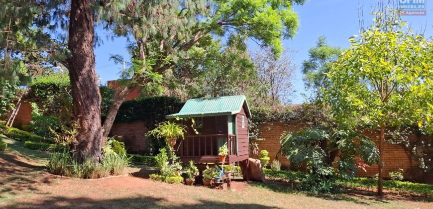 A vendre une villa avec piscine et grand jardin arboré située dans un quartier calme et résidentiel à Andoharanofotsy