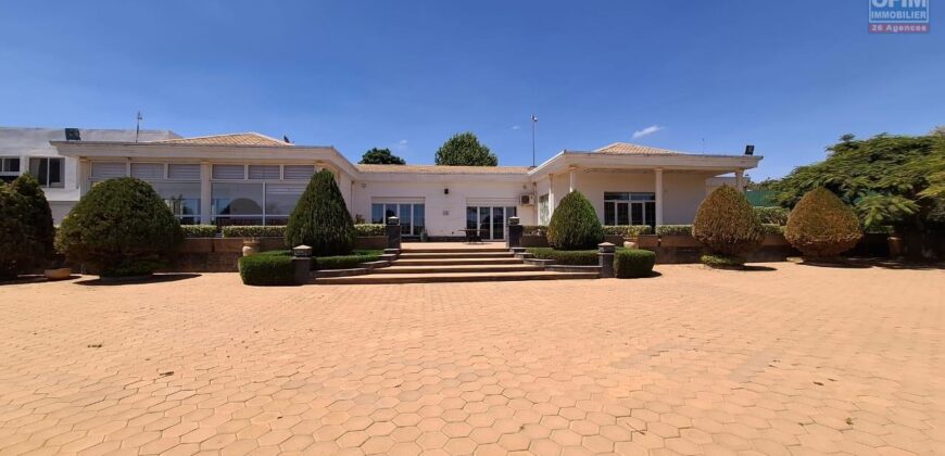 Location villa F5 meublée avec piscine et spa située entre Ivato et Ankorondrano