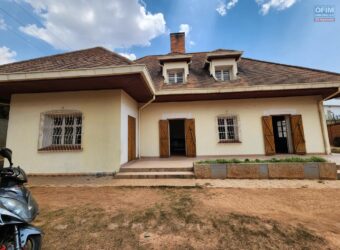 A vendre une superbe villa T5 sur un terrain de 663 m2 située à Ankadikely Ilafy