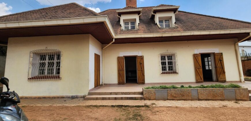 A vendre une superbe villa T5 sur un terrain de 663 m2 située à Ankadikely Ilafy