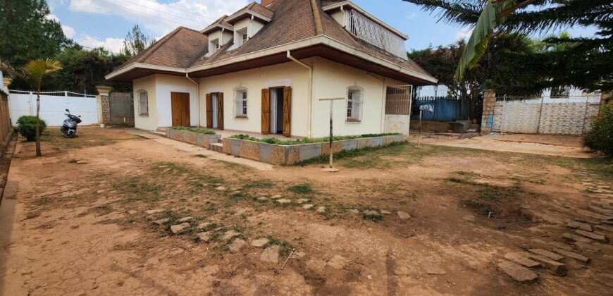 A vendre une superbe villa T5 sur un terrain de 663 m2 située à Ankadikely Ilafy