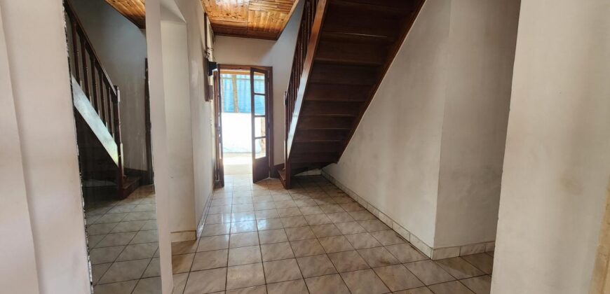 A vendre une superbe villa T5 sur un terrain de 663 m2 située à Ankadikely Ilafy