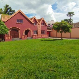 A vendre une grande villa T7 sur un terrain de 856 m2 située dans un quartier calme à Ambatoroka