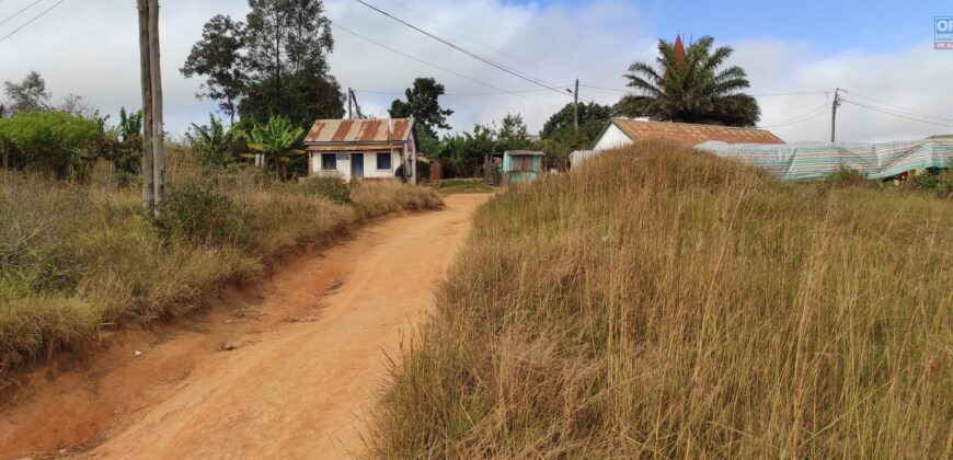 A vendre un beau terrain de 1200 m2 situé en bord de route dans un quartier en pleine expansion à Ilafy