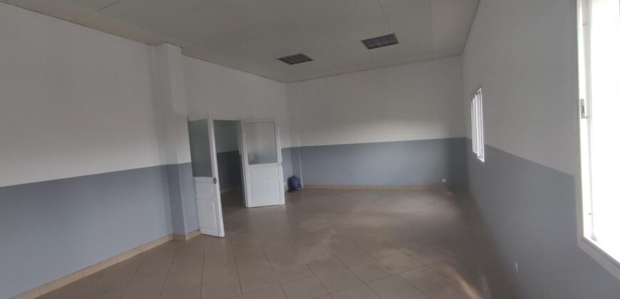 A louer espace commercial de 464 m² à Ampasampito, situé sur la route principale