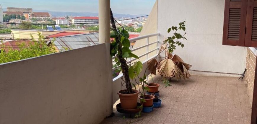 A louer un appartement T3 semi-meublé situé à Amparibe