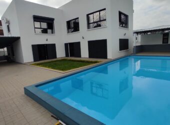 Villa F5 neuve avec piscine à louer située dans quartier sécurisé à 5 minutes d’Ivandry