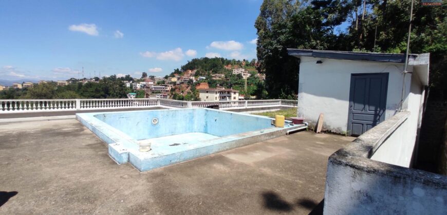 A vendre une grande villa de type F6 avec piscine sur 2700 m2 de terrain située à Tsimbazaza