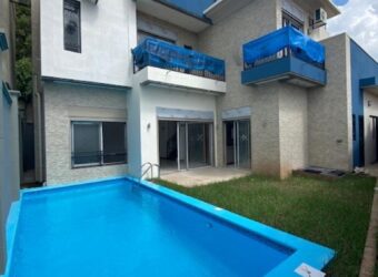 A louer une superbe villa avec piscine située dans une petite résidence calme à Ivandry