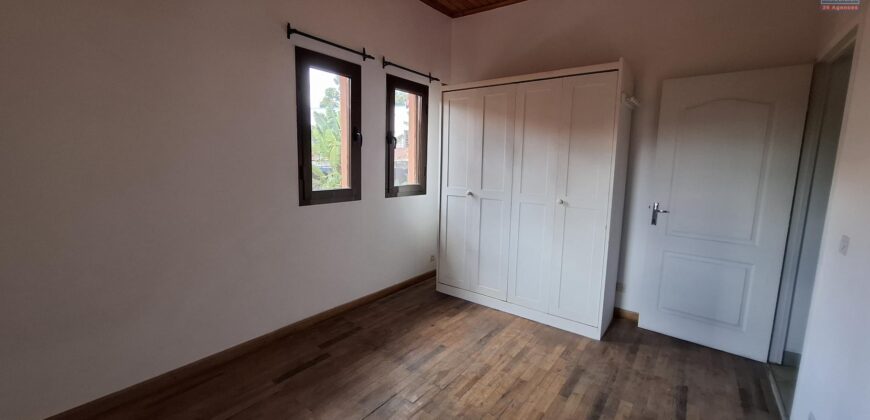 A louer un agréable appartement T4. situé au lotissement Bonnet Ivandry.