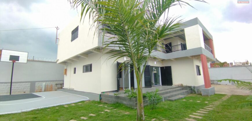 En vente une grande villa neuve de type F8 situé dans une résidence en plein développement à Ambohijanaka